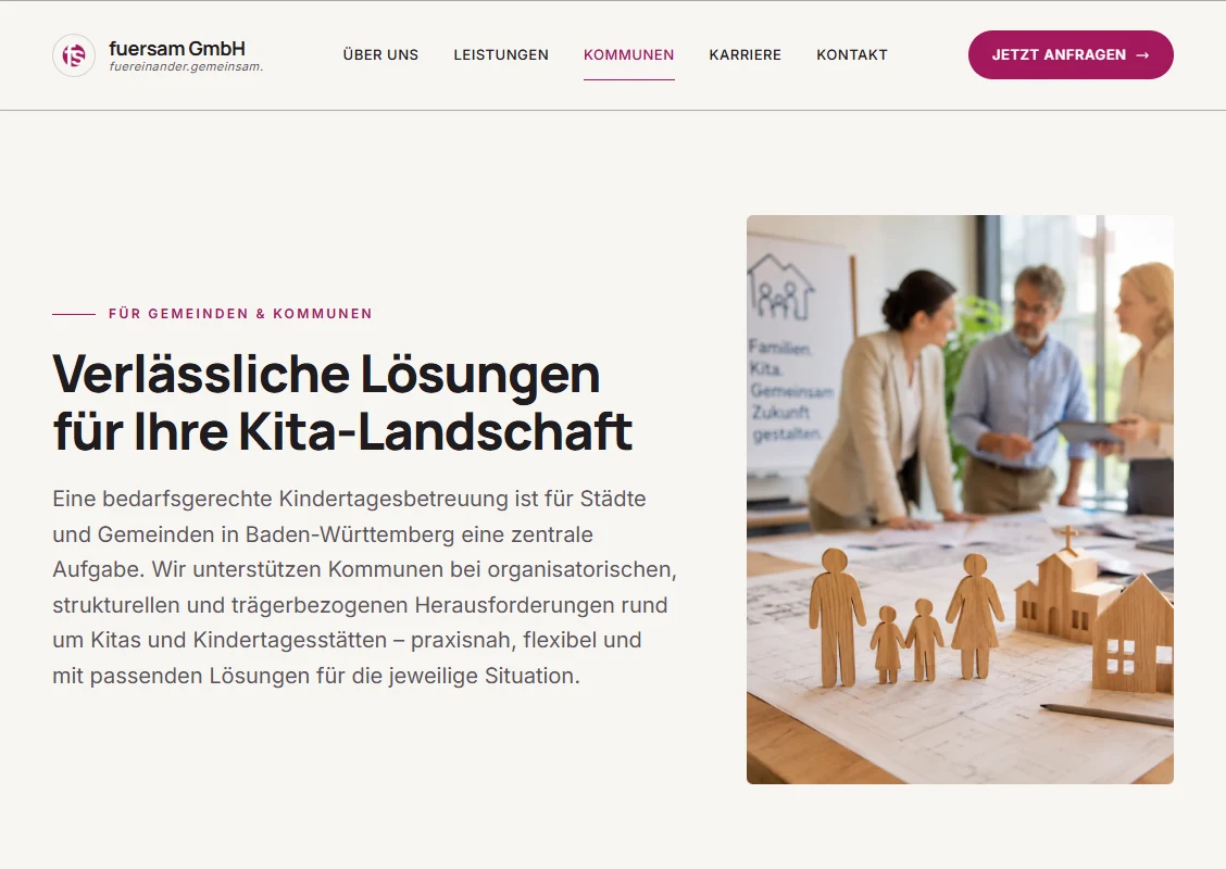Die Kommunen-Seite von fuersam.de mit der Überschrift „Verlässliche Lösungen für Ihre Kita-Landschaft“ und einem Foto einer Planungsrunde am Modell einer Kita.