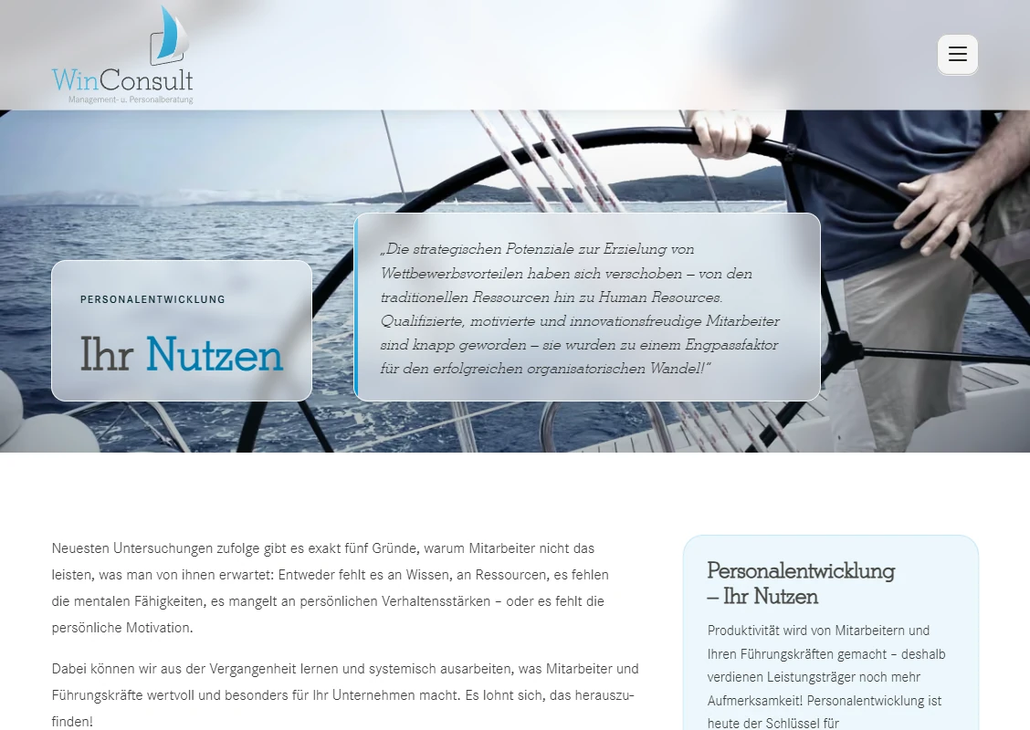 Die Seite „Personalentwicklung — Ihr Nutzen“ von win-consult.de: über einem Segelfoto zwei helle Textkarten mit Titel und Zitat, darunter Fließtext und ein hellblauer Infokasten.