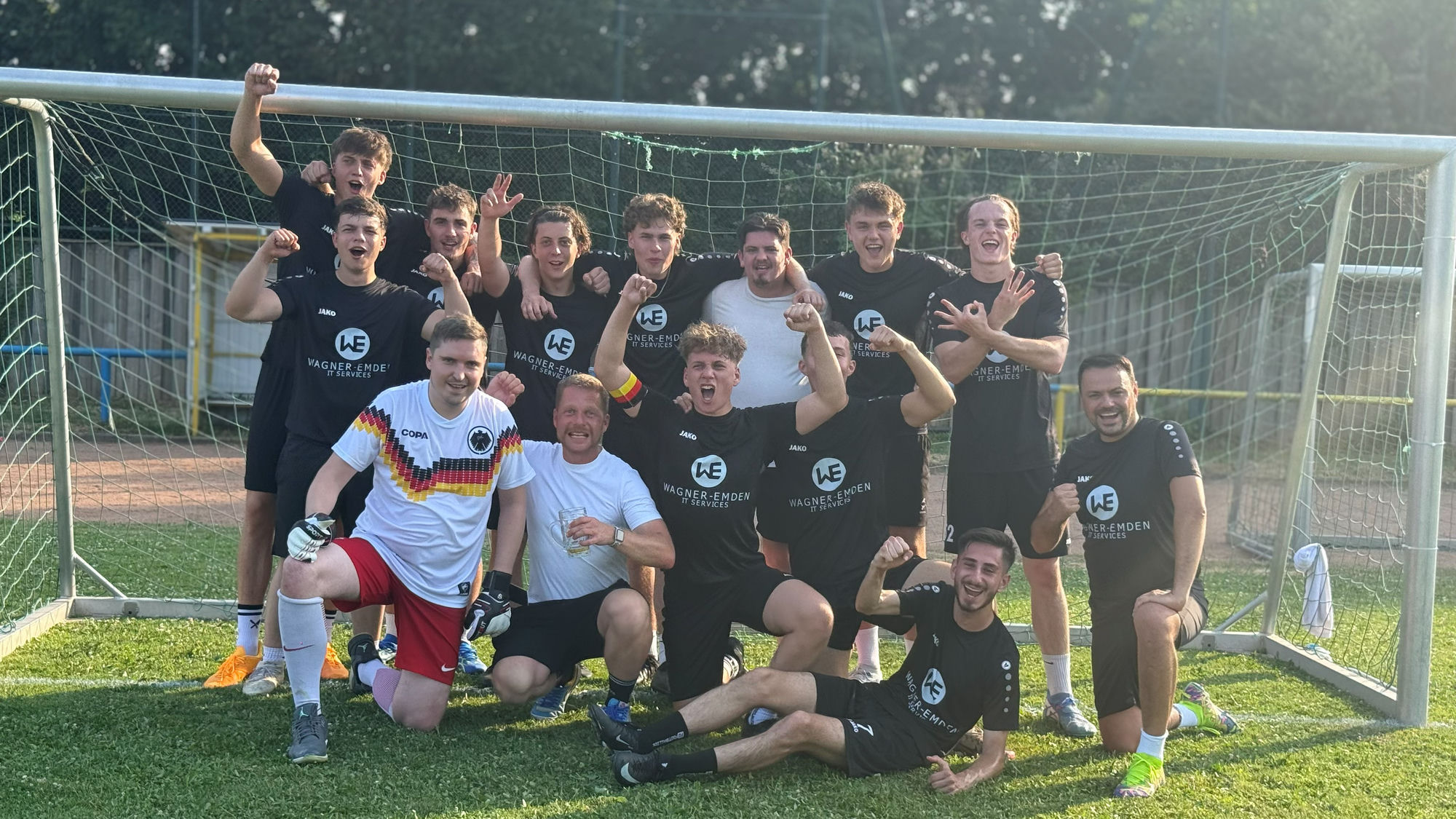 Die Mannschaft von Wagner-Emden IT Services nach dem Sieg beim Ortsturnier 2026 auf dem Sportplatz